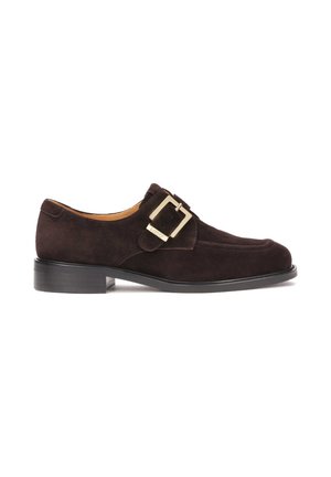 Chaussures en daim brun foncé avec un petit talon carré, comportant une boucle dorée proéminente et une texture lisse. Forme classique avec peu de détails.