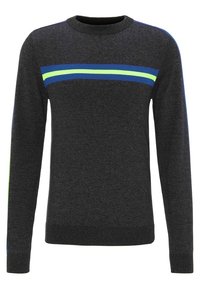 Maglione grigio scuro con maniche lunghe, colletto rotondo, caratterizzato da strisce orizzontali blu e verde attraversa il petto e spalle accentuate.