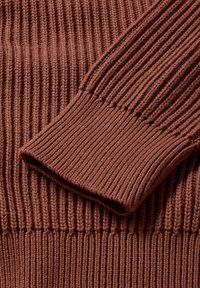 Rippiger brauner Pulloverstoff mit einem strukturierten, gestrickten Design. Verfügt über einen umgeschlagenen Ärmelbund und ein dezentes horizontales Rippmuster.