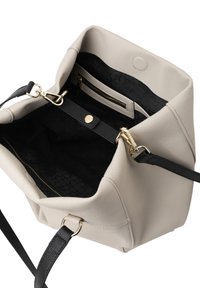 Borsa a tote in pelle grigia chiara grana con interno nero, dotata di tasca con zip e accessori in metallo dorato. Inclusa tracolla nera regolabile.