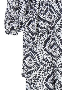 Rochie cu imprimeu floral alb-negru, cu mâneci bufante, talie strânsă și fustă fluidă dintr-un material moale.