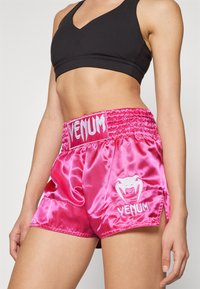 Venum CLASSIC MUAY THAI SHORT - Calções desportivos - pink/white
