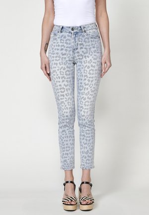 Jeans a stampa leopardata blu chiaro con un design aderente, cinque tasche e chiusura a bottone. Il tessuto è leggermente elastico per un comfort ottimale.