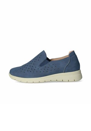 Sneaker blu slip-on con tomaia traforata, pannelli laterali elastici e suola bianca imbottita.