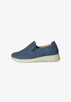 Sneaker blu slip-on con tomaia traforata, pannelli laterali elastici e suola bianca imbottita.