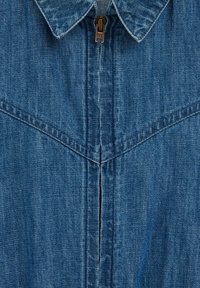 Jeans jakna z označenim ovratnikom, centralnim zadrgo in kontrastnim šivanjem iz rahlo teksturirane modre tkanine.