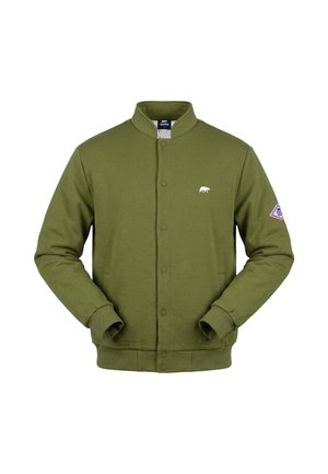 Olivgrüne Jacke mit Knöpfen, Stehkragen, kleinem weißem Bärenlogo auf der Brust und einem Patch am linken Ärmel.