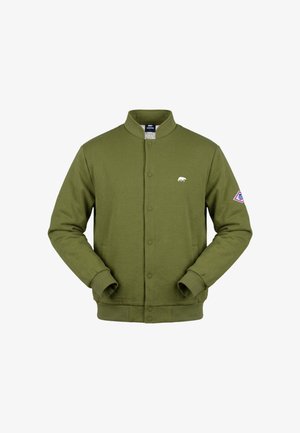 Olijfgroene jas met knopen, opstaande kraag, klein wit berenlogo op de borst en een patch op de linker mouw.