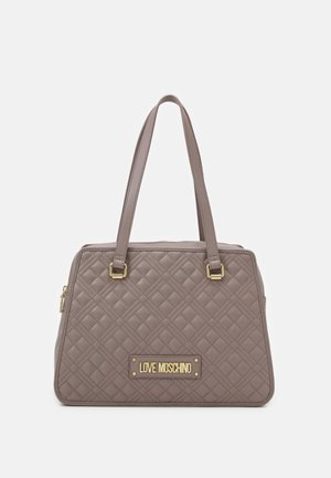 Beżowa pikowana torebka na ramię z podwójnymi paskami i złotą tabliczką z logo "Love Moschino" z przodu.