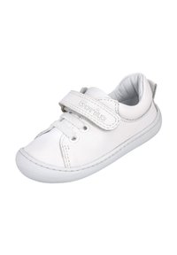 Zapato de cuero blanco con punta redondeada, suela de goma, cordones y una correa de velcro. Textura suave y detalle de costura mínima en los laterales.