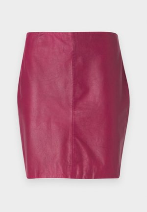 Gonna aderente a vita alta in pelle fucsia vibrante, con texture liscia e cuciture minime, che mette in risalto un design elegante.