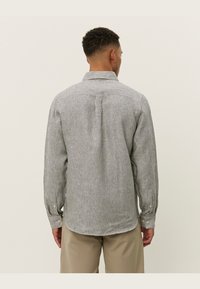 Gestreepte langslavende shirt in lichtgrijs en marineblauw, gemaakt van lichtgewicht stof, met een standaard kraag en knoopmanchetten.