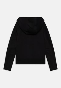 Zwarte hoodie met een cropped ontwerp, voorzien van lange mouwen, ribgebreide boorden en een gladde textuur. Stitching naden zijn zichtbaar.