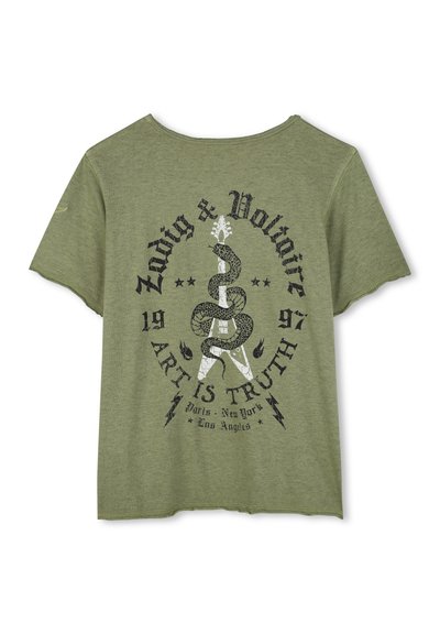T-shirt en coton vert olive avec un col rond, des manches courtes et un graphique représentant un serpent enroulé autour d'une guitare, du texte et des éclairs.
