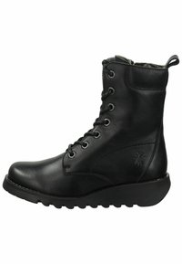 Bottine en cuir noir avec un bout arrondi, un laçage sur le devant, un col rembourré et une semelle en caoutchouc avec un motif de grip texturé.