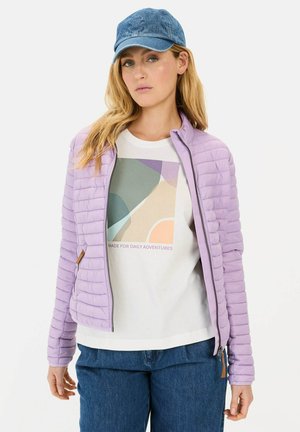 Lyse lilla puffjakke med quiltet tekstur, lynlås lukning og sidelomme; parret med en grafisk hvid skjorte og blå denimbukser.