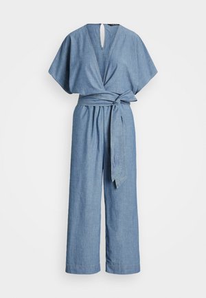 Denim-jumpsuit med wrap-design, korte vide ærmer, taljebælte og nøglehul på ryggen. Lyseblå farve og blød tekstur.