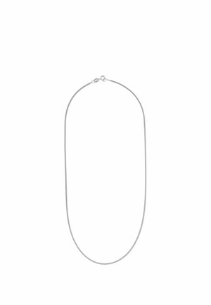 Dünne silberne Halskette mit kleinem Federringverschluss, vor weißem Hintergrund präsentiert.