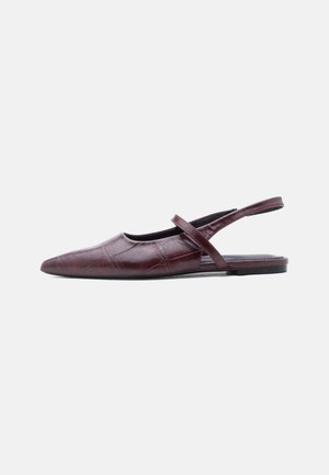 Bordeauxrode leren platte slingback-schoen met spitse neus en dunne band over de wreef tegen een effen achtergrond.