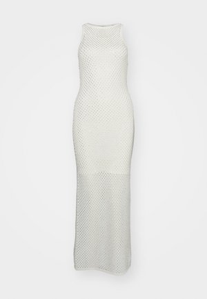 Strickkleid in Hellgrau mit taillierter Silhouette, ärmellosem Design und strukturiertem Muster mit kleinen Löchern überall. Midi-Länge.