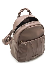 Mochila de imitación de cuero marrón con un asa trenzada en la parte superior, panel frontal acolchado, dos compartimentos con cremallera y correa para el hombro ajustable.
