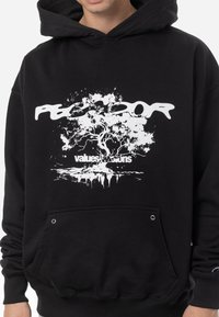 Svart huvtröja med vit bild på ett träd och text. Tillverkad av mjukt tyg, med frampock och ribbade muddarna.