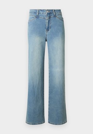 Jean large couleur bleu clair avec taille haute, bouton frontal, fermeture éclair et design classique à cinq poches, présenté sur un fond uni.