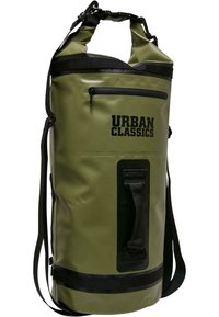 Grønn vanntett duffelbag med rull-topplukking, svarte detaljer, utvendig glidelommer og skulderreim. Har "URBAN CLASSICS"-logo.