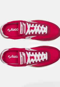 Sneaker in tessuto rosso con lacci e dettagli bianchi. Punta arrotondata, linguetta imbottita e soletta con cushioning. Presenta un logo sulla linguetta.