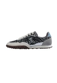 Sneakers z czarno-szarym wzorem zebry, wykonane z zamszu i siateczki, ze srebrnym detalem czaszki, białymi i szarymi akcentami oraz brązową gumową podeszwą.