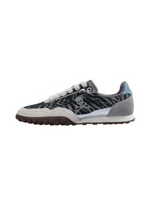 Sneakers con un motivo a zebra nero e grigio, materiale in suede e mesh, dettaglio teschio argento, accenti bianchi e grigi, e suola in gomma marrone.