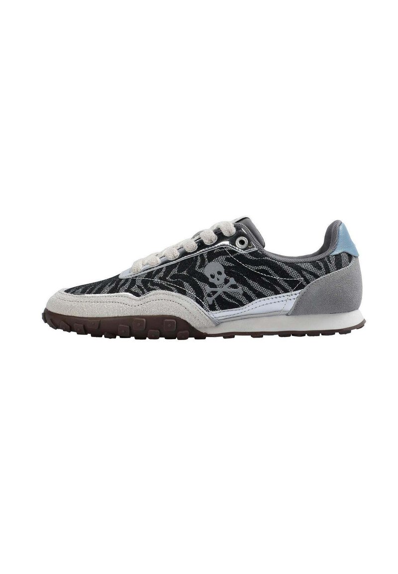 Sneakers z czarno-szarym wzorem zebry, wykonane z zamszu i siateczki, ze srebrnym detalem czaszki, białymi i szarymi akcentami oraz brązową gumową podeszwą.