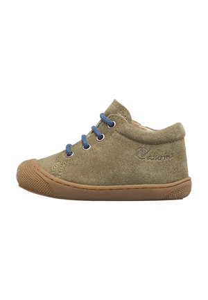 Scarpa da bambino in camoscio marrone chiaro con lacci blu, suola in gomma e punta texturizzata, vista di lato su sfondo bianco.