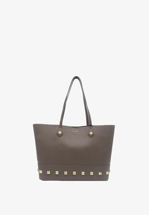 Borsa tote sintetica marrone con dettagli borchiati color oro alla base, due manici a spalla e un logo sul pannello frontale.