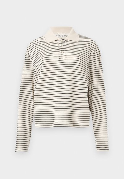 Polokošeľa s dlhým rukávom v krémovej farbe s čiernymi vodorovnými pruhmi. Má kontrastný svetlý golier a rebrovanú textúru.