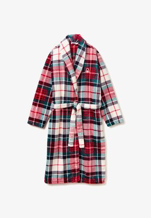 Fleece badjas met een rood, zwart en teal geruit patroon, voorzien van een sjaalkraag, ceintuur en voorzak. Zachte textuur en comfortabel ontwerp.