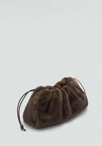 Bolso de mano de piel sintética suave en color marrón oscuro con diseño arrugado y un cierre de cordón delgado sobre fondo gris claro.