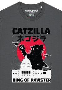 Graues T-Shirt mit einer schwarzen Katze mit erhobenem Pfoten, rotem Kreis-Hintergrund, Illustration des Kapitols und fettem Text "CATZILLA KÖNIG DER PAWSTER."