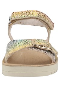 Sandal de punta abierta con una correa de estampado animal multicolor y hebilla dorada, plantilla suave en color beige y suela de goma blanca.