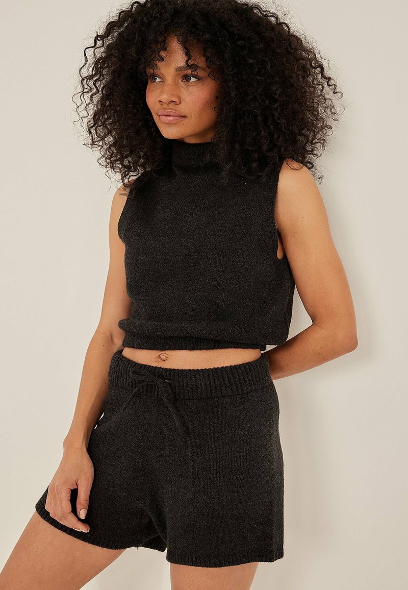 Damen Kleider | NA-KD MIT TAILLE Shorts black/schwarz - KI75198 Damen Kleider | NA-KD MIT TAILLE Shorts black/schwarz - KI75198