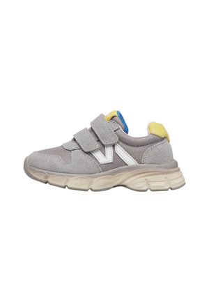 Sneaker per bambini grigia e beige con mesh e suede, doppie strisce in Velcro, logo laterale bianco, fodera della linguetta blu e linguetta del tallone gialla.