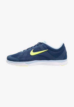 Scarpa sportiva in rete blu con logo giallo, suola intermedia bianca e dettagli blu chiaro, progettata per comfort e supporto durante le attività.