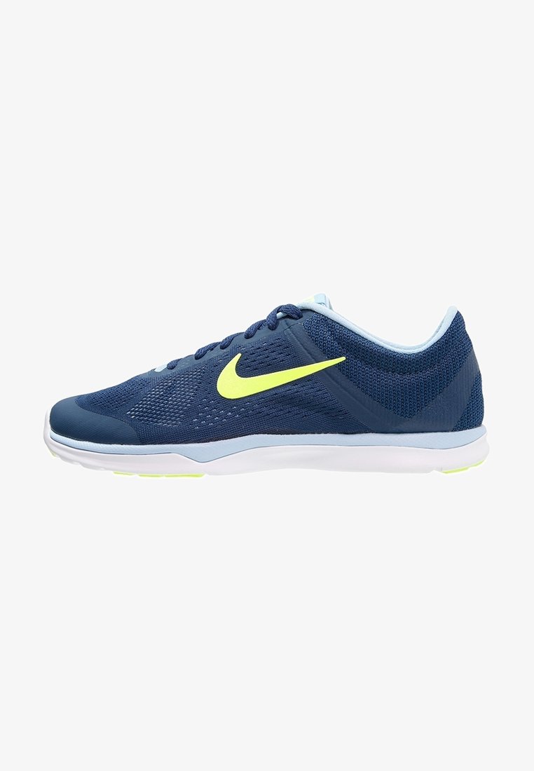 Scarpa sportiva in rete blu con logo giallo, suola intermedia bianca e dettagli blu chiaro, progettata per comfort e supporto durante le attività.
