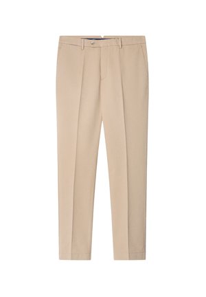Pantalones beige de traje para hombre con presillas para cinturón, botón frontal y bolsillos laterales, mostrados sobre un fondo blanco.