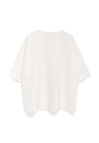 Losse witte katoenen t-shirt met korte mouwen, ronde hals en gestructureerde stof. Minimale branding aan de achterkant.