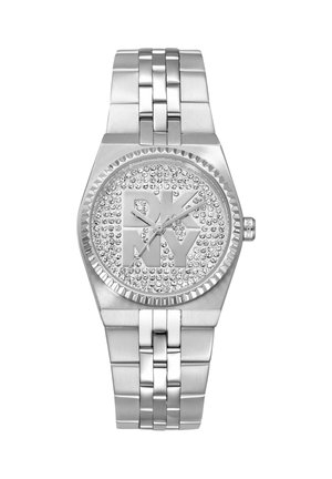 Montre-bracelet en métal argenté avec un cadran orné de cristaux affichant de grandes lettres "DKNY" et un bracelet métallique articulé.