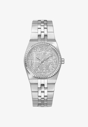 Silberne Metallarmbanduhr mit einem kristallbesetzten Zifferblatt mit großen "DKNY"-Buchstaben und einem verbundenen Metallarmband.
