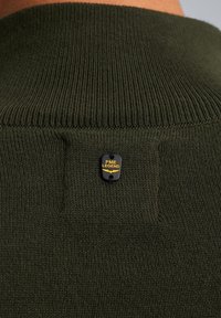 Olivgrüner Strickpullover mit geripptem Kragen, hinten mit einem schwarzen und gelben PME Legend-Tag versehen.