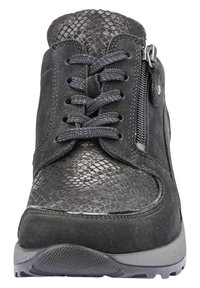 Schwarze Schuhe mit einem strukturierten Schlangenleder-Muster an der Spitze, ausgestattet mit runden Schnürsenkeln und einem seitlichen Reißverschluss für ein einfaches Anziehen.