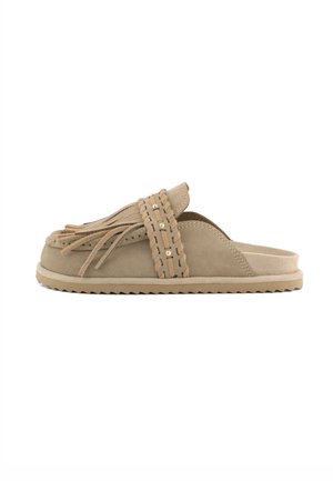 Béžové semišové šľapky s pleteným remienkom, strapcovými ozdobami a rebrovou podrážkou, zobrazené z boku na bielom pozadí.